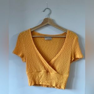URBAN OUTFITTERS CROPPED TEE